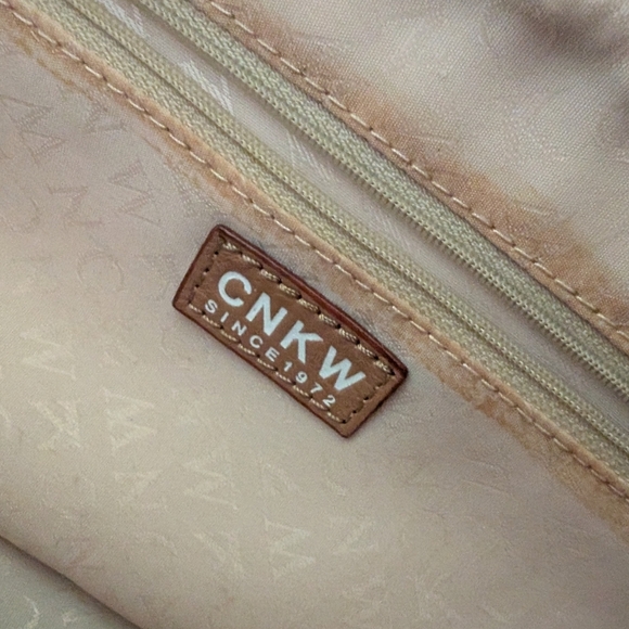 Elegant Tan and Cream Handbag - Picture 9 of 10